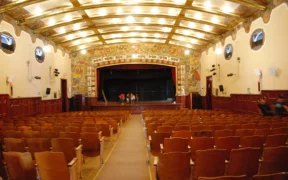 Interior del Teatro del Pueblo con butacas y escenario, en una fotografía de archivo de 2009.