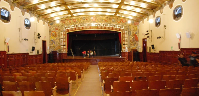 Interior del Teatro del Pueblo con butacas y escenario, en una fotografía de archivo de 2009.