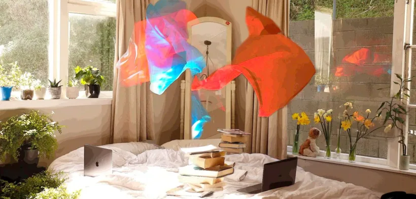 Persona sentada en una habitación, imagen ilustrativa de vivir solo en la ciudad